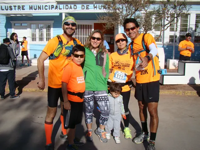 Grupo de participantes posando frente al edificio municipal durante Huara Desert 2015.
