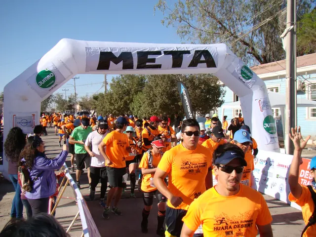 Participantes con poleras naranjas durante Huara Desert 2015.