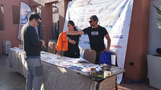 Personas junto a una mesa con materiales y gráfica de Huara Desert durante la entrega de kits de 2015.