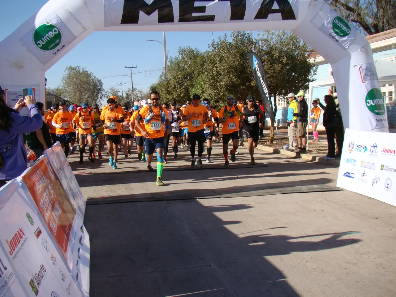 Corredores avanzando bajo un arco durante Huara Desert 2015.