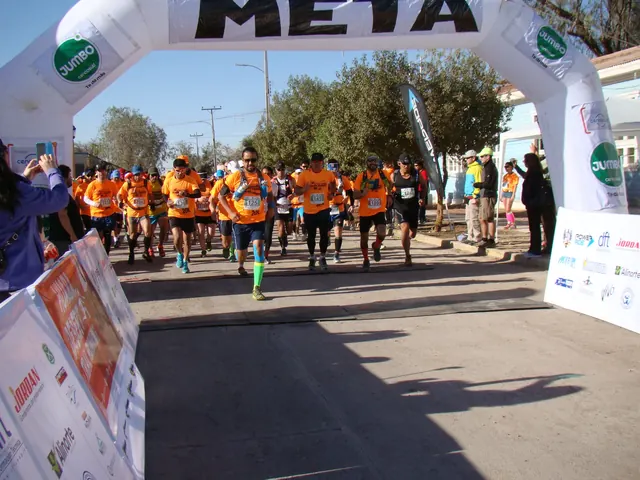 Corredores avanzando bajo un arco durante Huara Desert 2015.