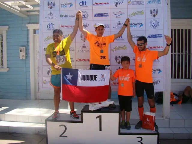 Participantes sobre el podio de Huara Desert 2015, con una bandera chilena.
