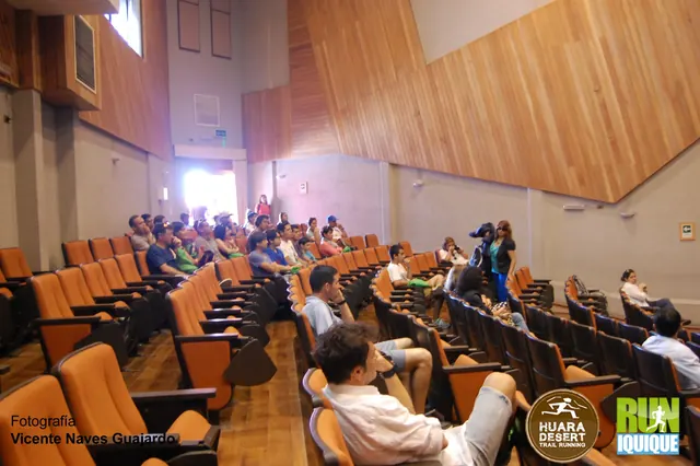 Asistentes sentados en un auditorio mirando una presentación dentro del archivo de Huara Desert 2016.