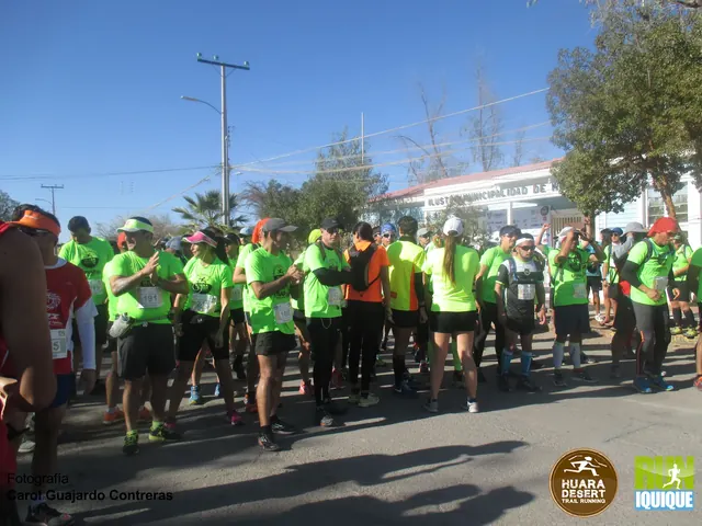 Grupo de participantes con poleras verdes en la zona de partida de Huara Desert 2016.