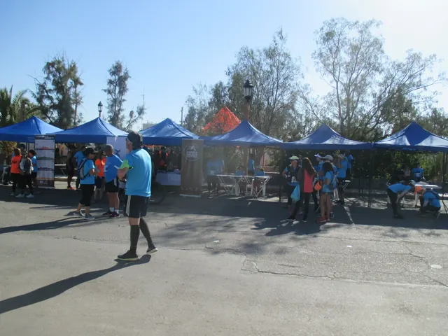 Carpas, banderas y participantes en la zona base de Huara Desert 2018.