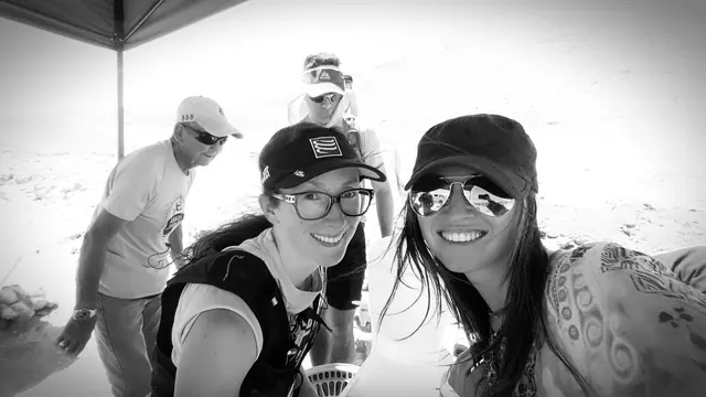 Personas sonriendo en una fotografía en blanco y negro del archivo de Huara Desert 2018.