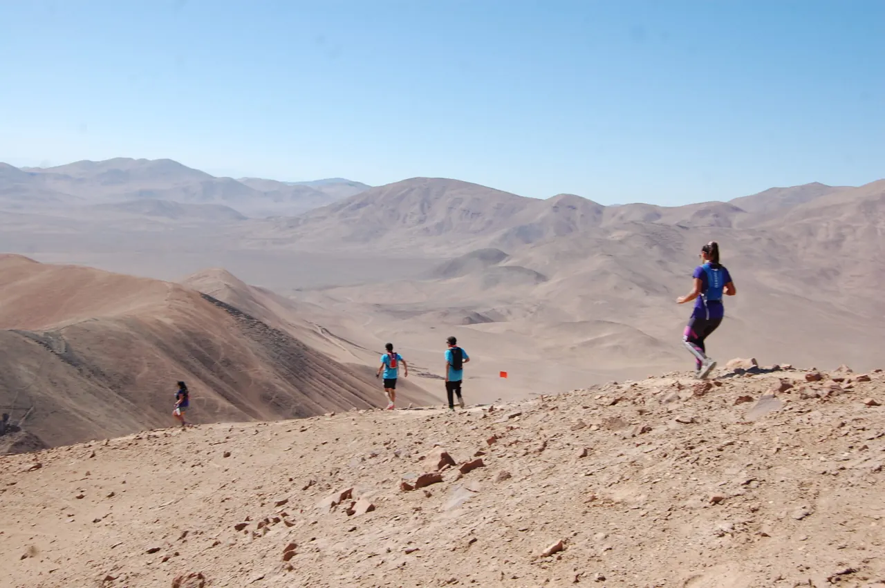 Corredores cruzan cerros del desierto de Alto Hospicio